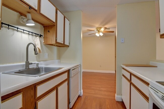 Building Photo - 15 Bower Rd