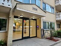 Building Photo - 5906 N Sheridan Rd
