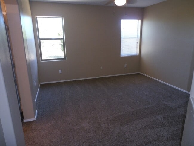 Building Photo - 4 Bedroom Vail Single story with 2 car garage