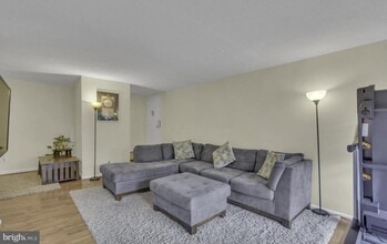 Building Photo - 11232 Chestnut Grove Square