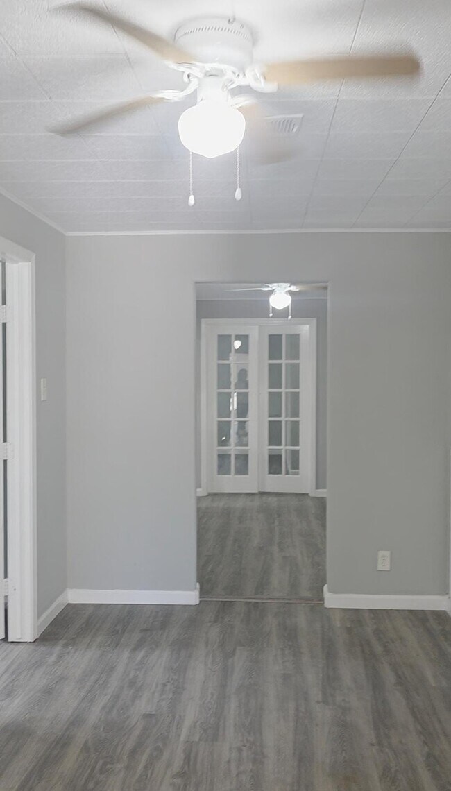 Building Photo - 407 E Homan Ave