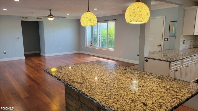 Building Photo - 1403 Davis Dr