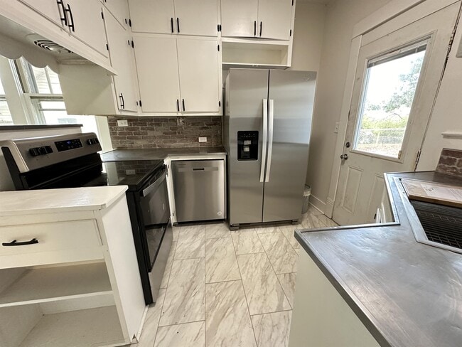 Building Photo - 463 Linden Ave