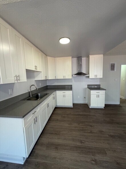 Building Photo - 2919 Carmona Ave