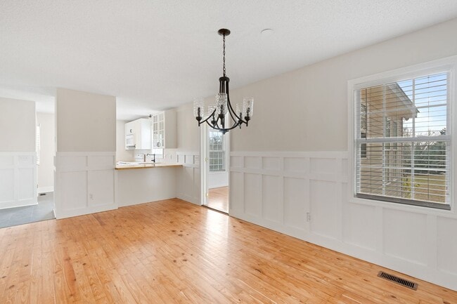 Building Photo - Beautiful 3 BR, 3BA Home-District 1 Schools, Walking Distance to Downtown Inman