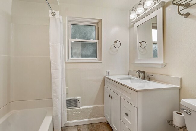 Building Photo - 6 Bedroom Home minutes from Saltwater Park...