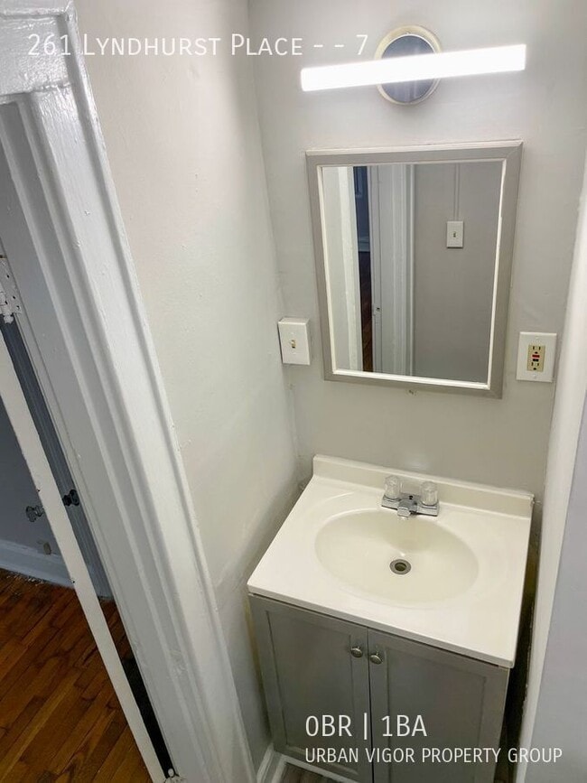 Building Photo - 261 Lyndhurst Pl