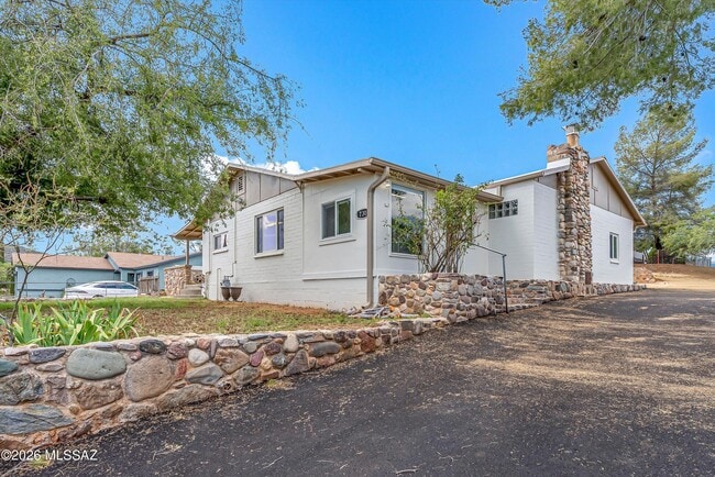 Building Photo - 730 N Robles Rd