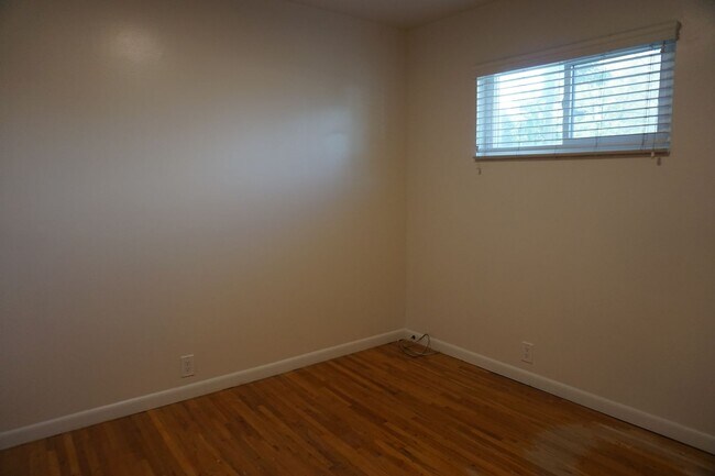 Building Photo - 1508-1512 Duplex