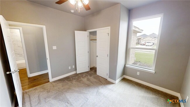 Building Photo - 809 Holliday Dr