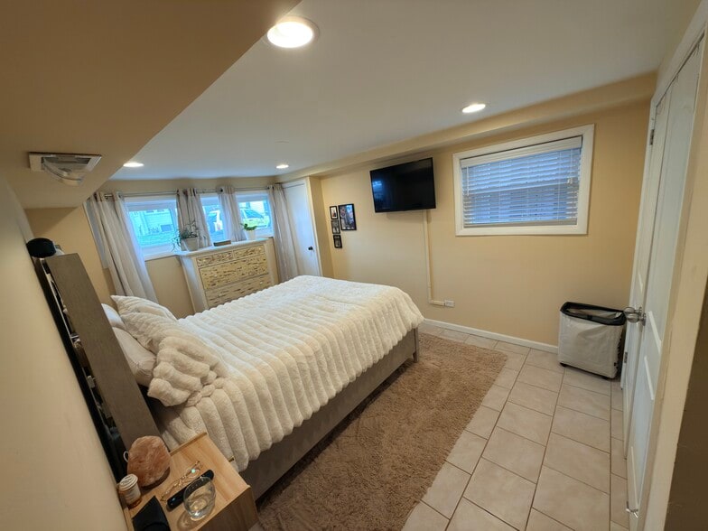 Primary bedroom - 5061 W Eddy St