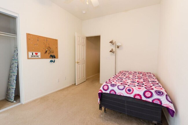 Building Photo - 4 Bed Home for Rent Palmdale CA 93551