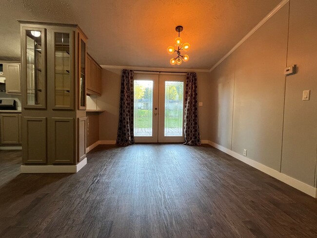 Building Photo - 3 Bedroom Home
