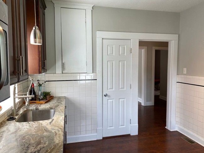 Building Photo - Beautiful Renovated Home with Garage!