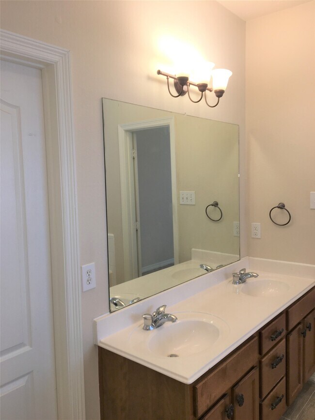 Building Photo - 2214 Valley View Crossing