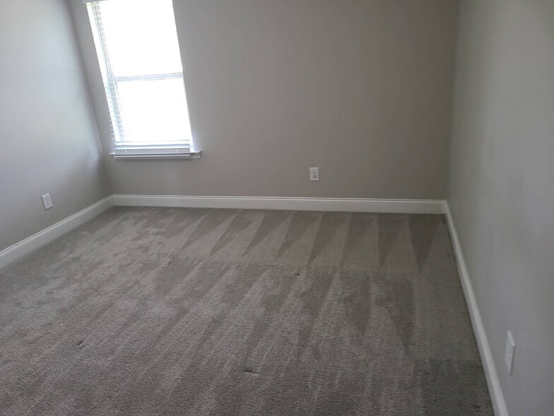 Building Photo - Room in House on Kestrel Cir