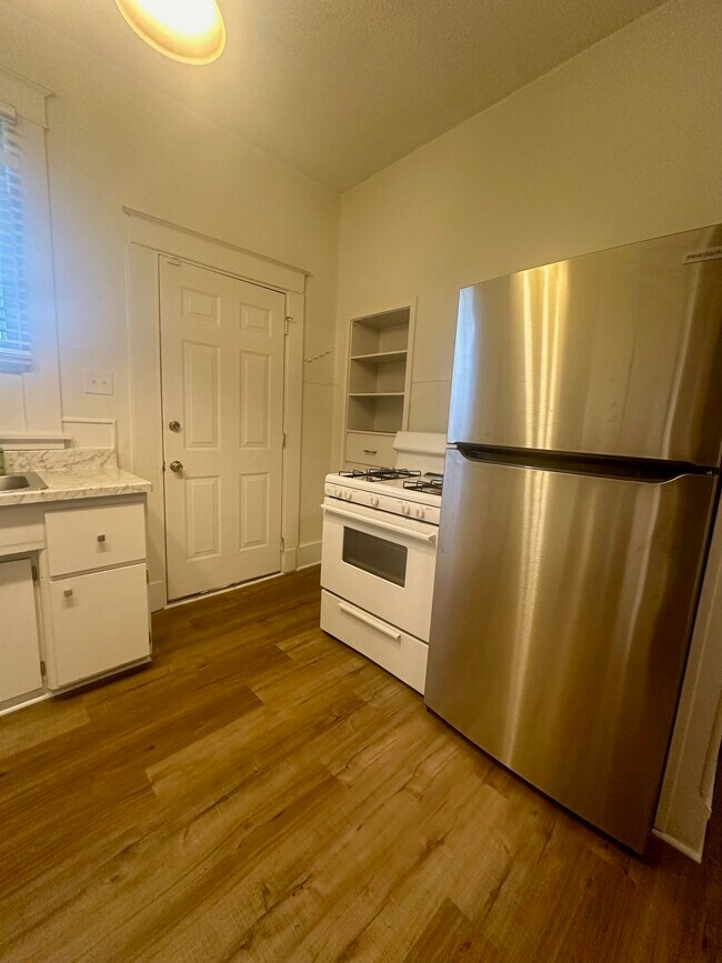 Building Photo - 670 Goodman St