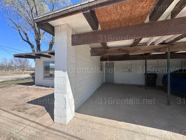 Building Photo - $650 - 1 bed 1 bath - Duplex