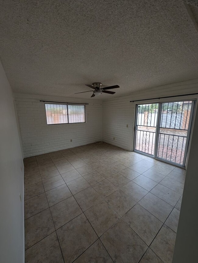 Building Photo - Comfortable West Side Rental