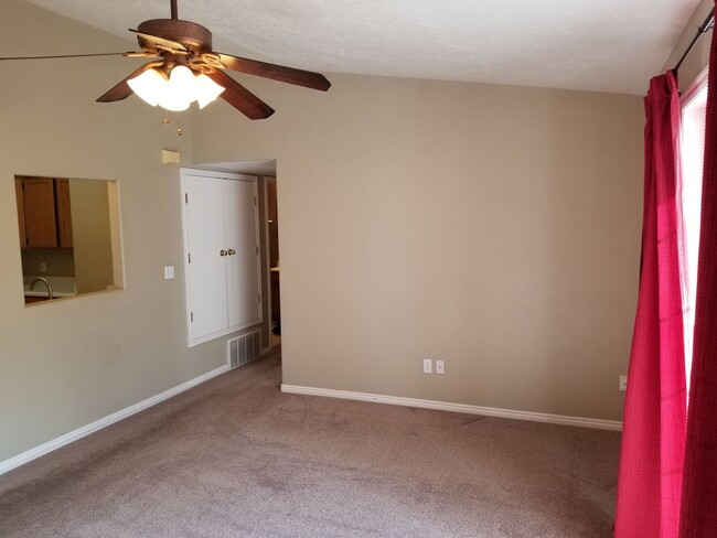 Building Photo - 3 Bed, 2 Bath in Orem - with pool access!