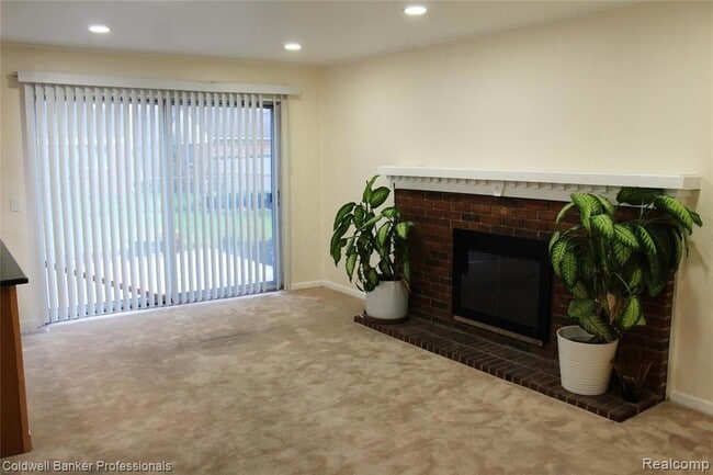 Building Photo - 6586 Carriage Hills Dr