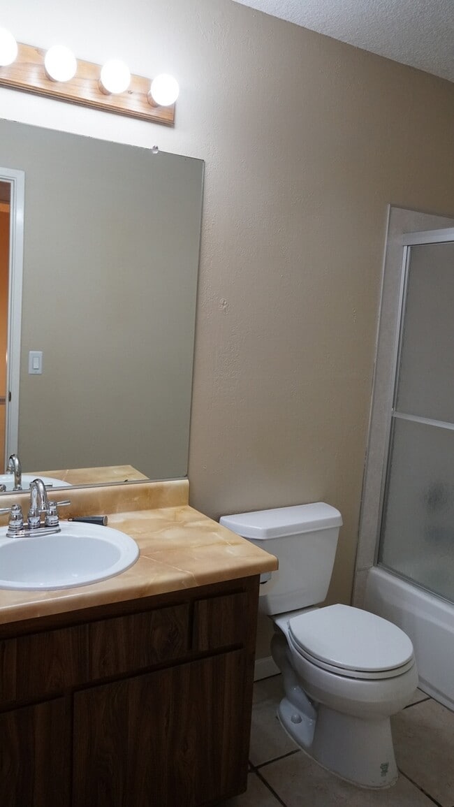 Building Photo - Charming 2 bed, 2.5 ba, 1250 sq. ft. duple...