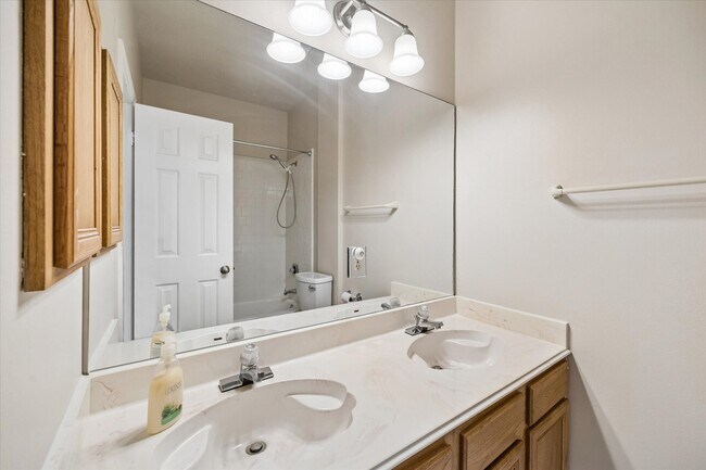 Building Photo - 806 Charles Pl