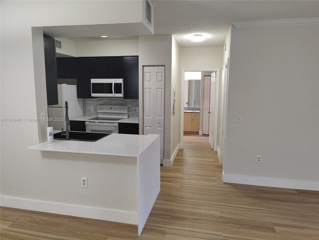 Building Photo - 2474 Centergate Dr