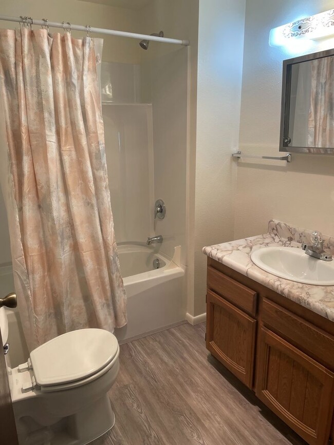 Building Photo - BENE01