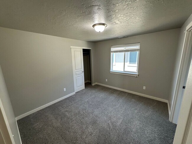 Building Photo - Charming and Modern Redmond Home: Pet-Friendly, Two-Car Garage, and More!