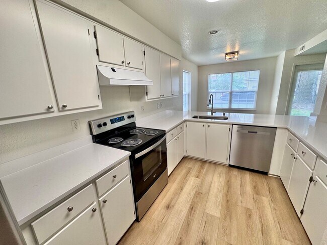 Building Photo - MOVE IN SPECIAL!  Beautifully Remodeled, Easy Living Townhome. Location, Location!