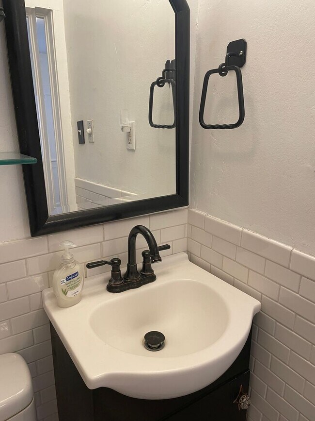 Building Photo - Great short term stay property! Nightly to monthly stays available!!