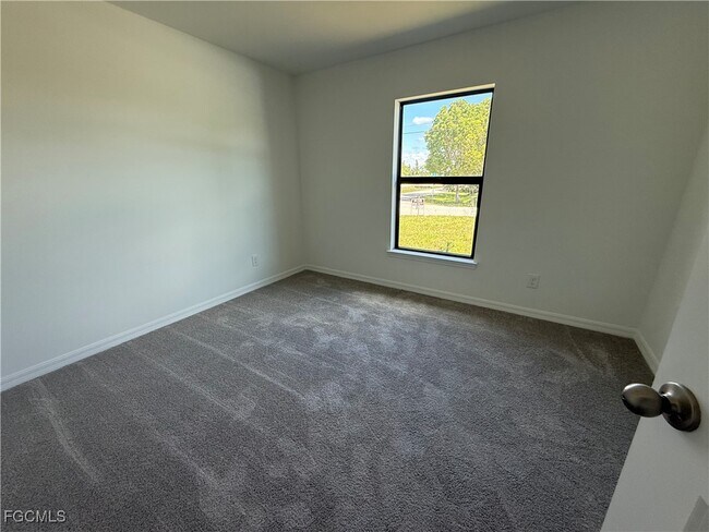 Building Photo - 918 NE 33rd Ln