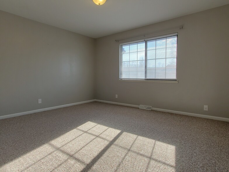 Building Photo - 5526 Humbert Rd