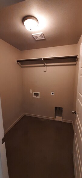 Building Photo - 110 Lollipop