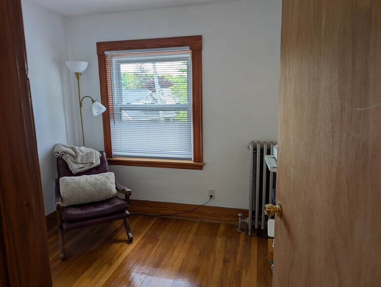 Building Photo - 27 South Crescent Circuit