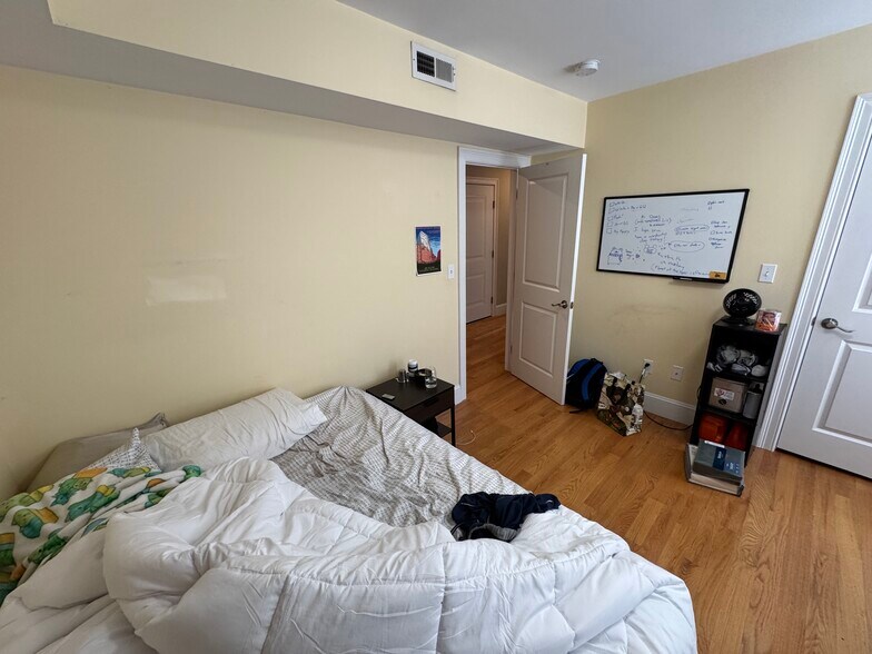 Building Photo - 183 River St