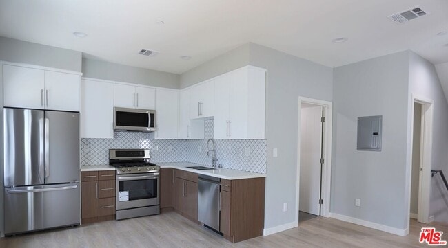 Building Photo - 1242 Beachwood Dr