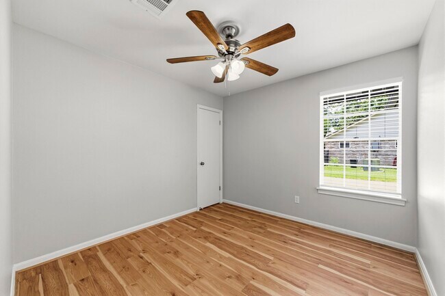 Building Photo - 3507 Lake Ridge Bend