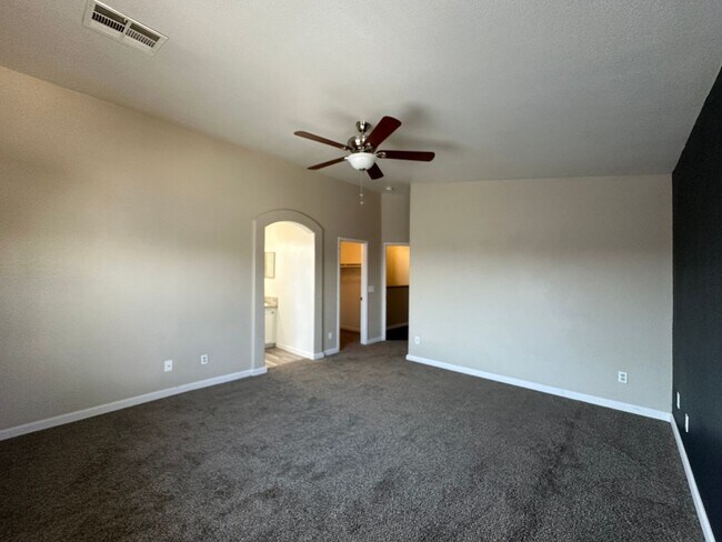 Building Photo - 3 BEDROOM TOWNHOME WITH YARD + 2 CAR GARAGE IN GATED HENDERSON COMMUNITY