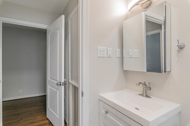 Building Photo - Recently updated 2-bedroom duplex in the desirable Ridglea area.