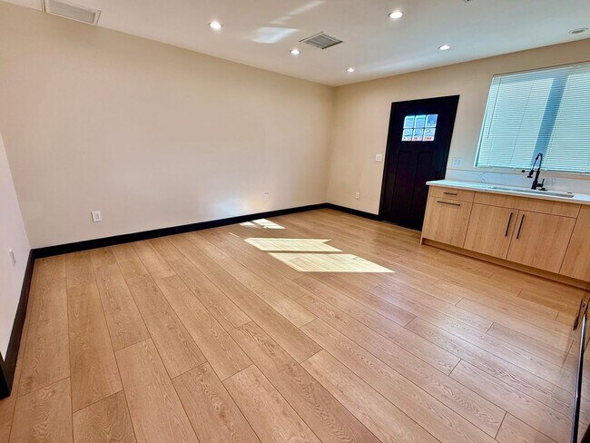 Building Photo - 7309 Yarmouth Ave