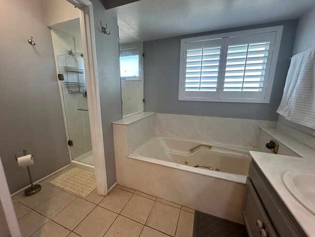 Building Photo - 3 Bedroom Townhome in Mission Valley for R...