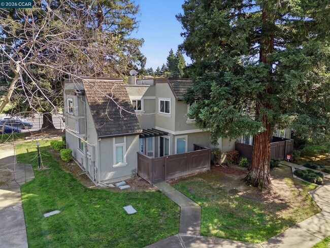 Building Photo - 102 Luna Grande Cir