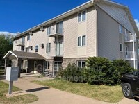 Building Photo - Large 2 Bedroom, 1 Bathroom Apartment with...