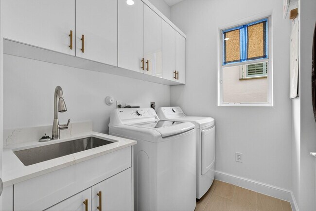 Building Photo - 8873 Via Brilliante