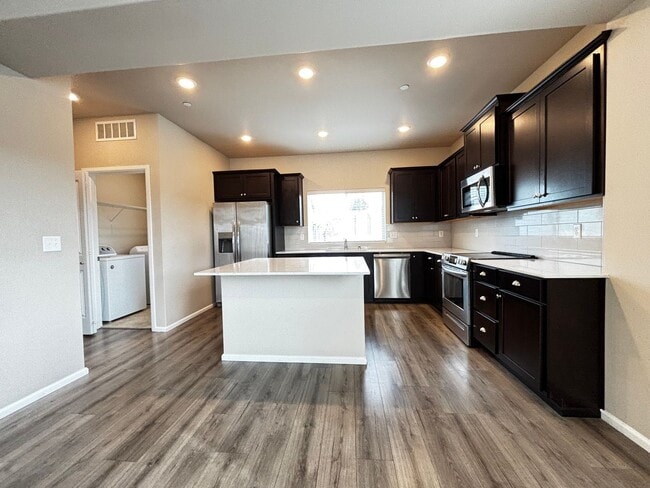 Building Photo - Wonderfully maintained Sunrise Townhome