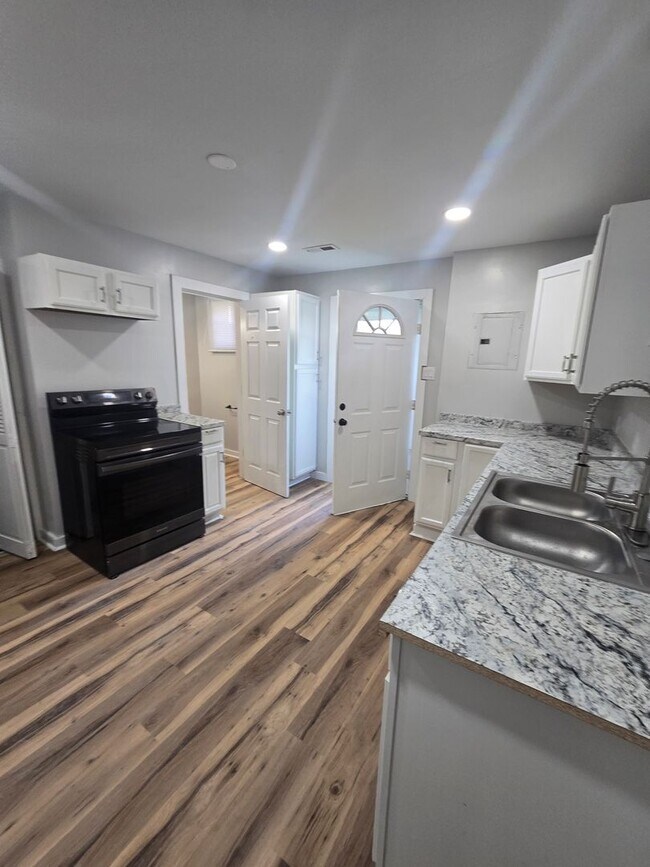 Building Photo - 765 N Belleview Pl