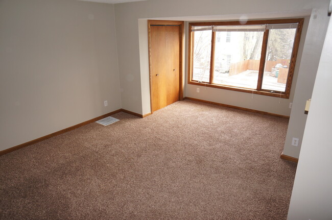 Building Photo - AVAILABLE JUNE - 3 Bed, 1 Bath