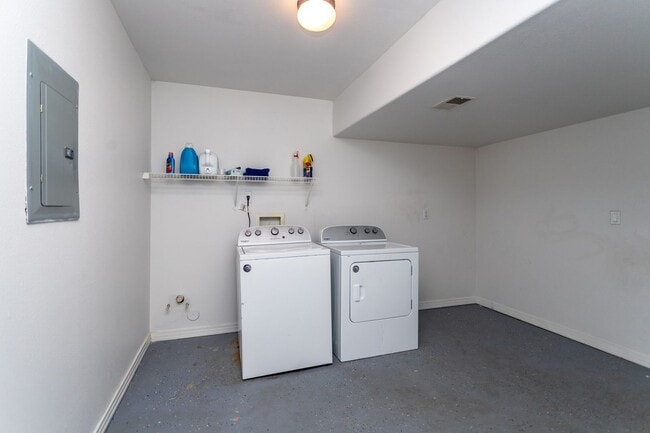 Building Photo - Bright and Airy 2-Bedroom Condo in Charmin...